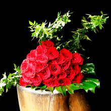 Load image into Gallery viewer, Classic red  Roses
