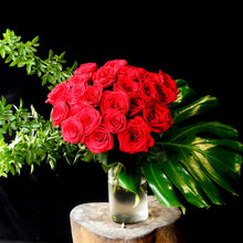 Load image into Gallery viewer, Classic red  Roses

