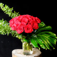 Load image into Gallery viewer, Classic red  Roses
